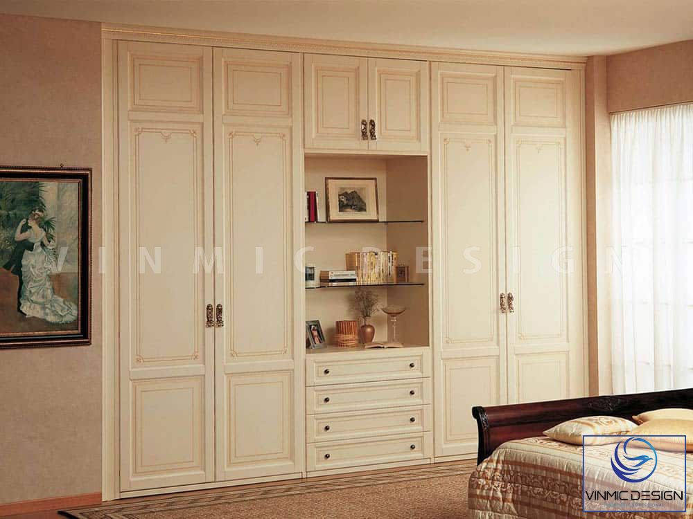Phòng ngủ được thiết kế tủ áo chất liệu sồi nga, sơn trắng