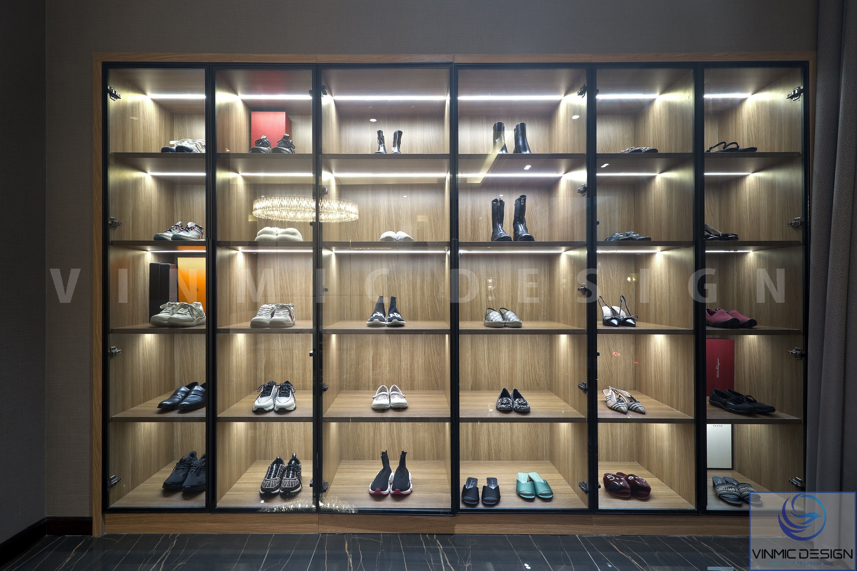 Thi công nội thất tủ giày hiện đại với hệ đèn led tôn lên những đôi giày của gia chủ