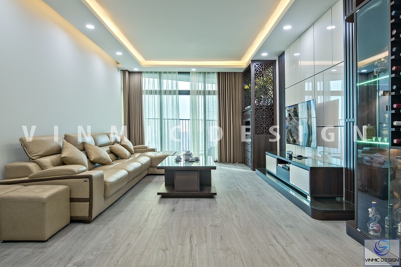 Thi công nội thất phòng khách nổi bật với bộ sofa da màu kem sang trọng, mềm mại tại chung cư Discovery