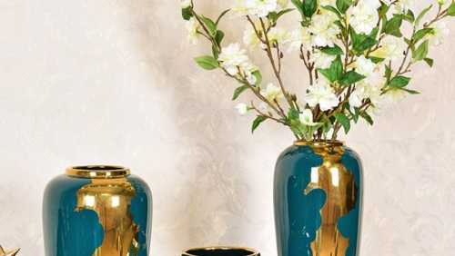 Decor phòng khách với lọ hoa trang trí nghệ thuật